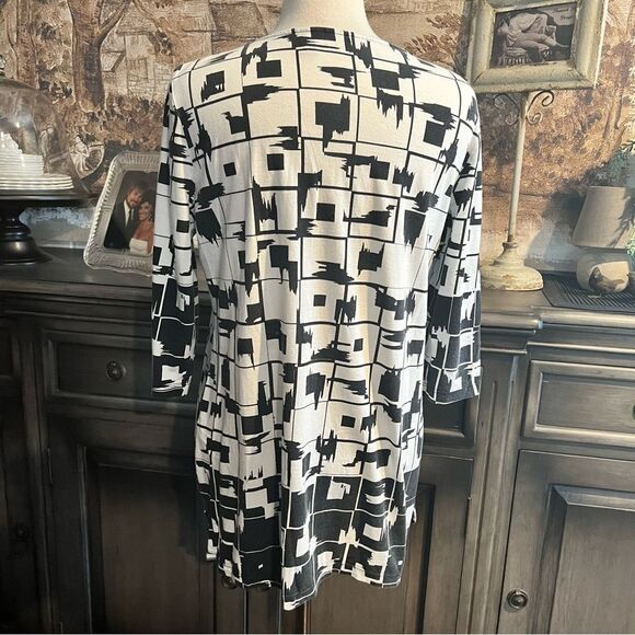 Chico’s Abstract Black and White Top size 2 (10/12) - Picture 3 of 5